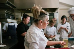 Dalla chef stellata Iside De Cesare si può “mangiare anche il piatto”