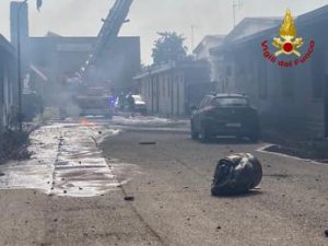 Milano, incendio in azienda chimica: “Tenete finestre chiuse” – Video