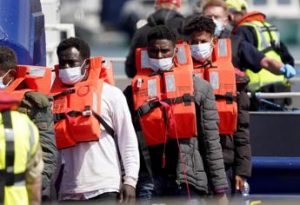 Migranti, Vaticano a Meloni: “Obbligo morale aiutare chi è in difficoltà in mare”