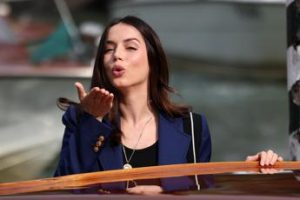 Venezia 2022, Ana De Armas è arrivata: il Lido rivive il mito di Marilyn