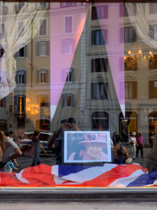 Elisabetta: Babingtons a piazza di Spagna chiude per lutto e dedica la vetrina alla Regina