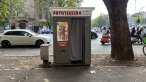 La cabina per fototessera compie 60 anni e festeggia con Pininfarina