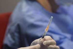 Vaccini aggiornati, Gismondo: “Solo a fragili e over 75, inutile ad altri”