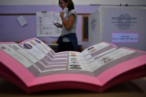 Elezioni 2022, alle 12 affluenza al 18,55%: in calo rispetto 2018