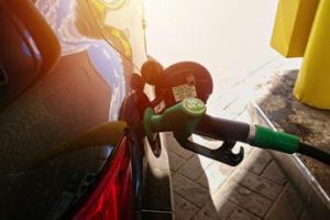 Benzina e diesel, prezzi carburanti in calo oggi in Italia