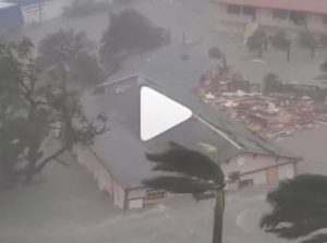 Uragano Ian in Florida, acqua trascina via case – Video