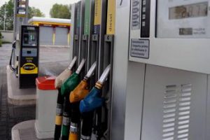 Prezzi benzina e diesel su oggi in Italia, è prima volta da agosto