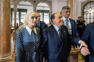 Elezioni 2022, Berlusconi vota a Milano: “Mai vista tanta fila”