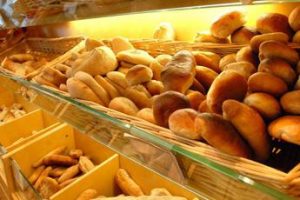 Torino, vermi nel panino: denunciato panettiere