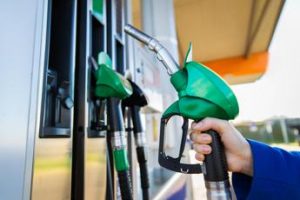 Benzina, anche oggi proseguono i ribassi dei prezzi