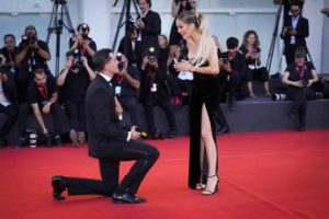 Mostra Venezia, in ginocchio col diamante: proposta di matrimonio sul red carpet