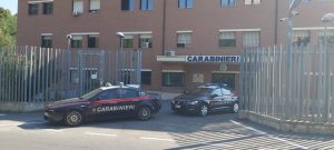 Scende dal treno brandendo un coltello e insulta i carabinieri, denunciato un giovane