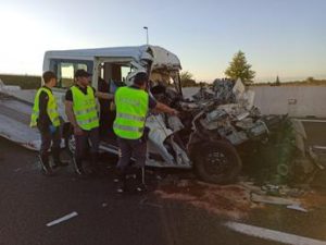 Incidente su A4, scontro tra tir e pulmino: 6 morti