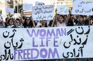 Iran, Europa solidale con le donne ma gli stilisti sul velo ci guadagnano