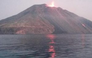 Stromboli, eruzione oggi all’alba: allerta arancione