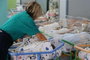 Massa, baby boom all’ospedale Apuane: in 36 ore nati 21 bimbi