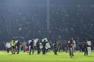 Indonesia, scontri allo stadio dopo partita calcio: almeno 129 morti