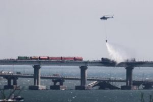 Crimea, Kiev: “Con ponte e incrociatore Moskva a picco simboli Russia”