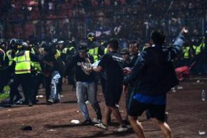 Indonesia, scontri allo stadio dopo partita calcio: 174 morti