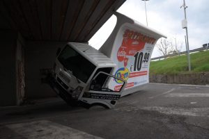 Civitavecchia, camion-vela s’incastra sotto il ponte di Campo dell’Oro: traffico in tilt