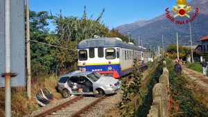 Vitorchiano – Macchina attraversa i binari con il rosso e viene travolta dal treno. Feriti due adulti e due bambini