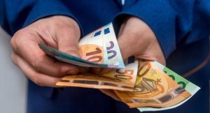 Ladispoli, arabo prova a pagare con banconote false: commercianti in allarme