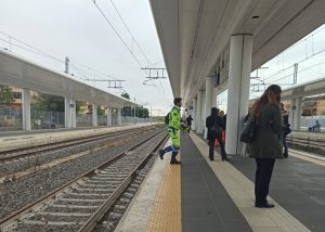 Ladispoli, donna tenta il suicidio alla stazione: salvata dalla telefonata di un amico