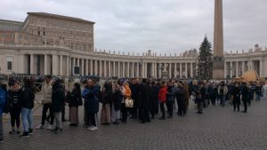 Roma, in decine di migliaia in fila per l’ultimo saluto a Benedetto XVI