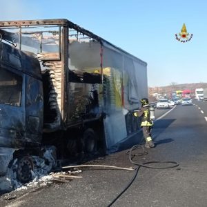 Guidonia, panico in autostrada: tir in fiamme sulla carreggiata