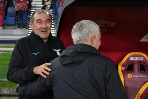 Mou squalificato, Sarri blinda Formello: Lazio-Roma, domani scontro Champions