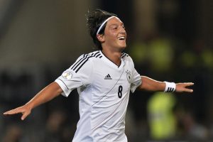 Calcio, ufficiale: pure Ozil ha deciso di appendere gli scarpini al chiodo