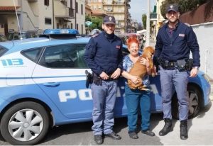 Ladispoli: cagnolino scappa di casa, la Polizia lo trova e lo riporta alla padrona