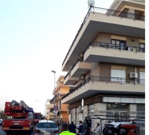 Ladispoli, perde i sensi in casa per malore improvviso: i vicini la salvano chiamando i pompieri