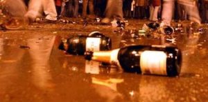 Rieti, violenza nella notte: rissa tra giovani finisce a bottigliate