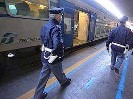 Latina, raptus di follia sul treno: giovane straniero semina il panico brandendo un paio di forbici