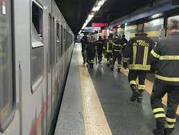 Roma, morto l’uomo che si è lanciato sotto la metro in corsa