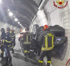 Civitavecchia, Pasquetta con incidente sulla A12: auto con famiglia a bordo si ribalta in galleria