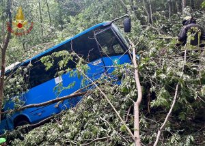 Scuolabus esce fuori strada a Pontremoli, due feriti gravi