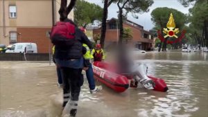 Emilia Romagna, l’acqua fin dentro le case. Le immagini dei soccorsi