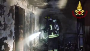 Incendio in azienda di lavorazione alimenti nel ragusano