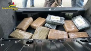 Prova a imbarcare auto a Livorno con 2 bambine e 11 kg di coca