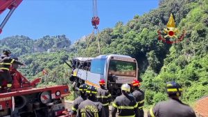 Recuperato il pullman precipitato in Costiera Amalfitana