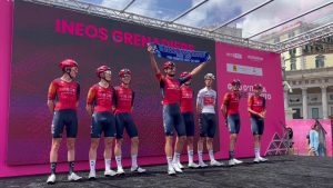 Giro d’Italia, Ganna sul palco con la sciarpa del Napoli