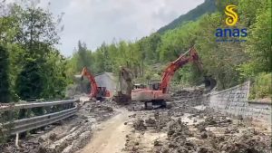 Alluvione in Emilia-Romagna, frane e allagamenti sulle strade