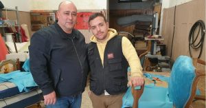Viterbo – Il giovane Jacopo insegna ad imbottire le sedie in “artigiano per un giorno”