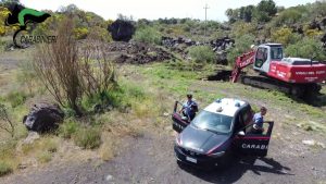 Interravano e bruciavano rifiuti, sequestrata discarica nel Catanese