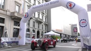 Le auto storiche della 1000Miglia per le strade di Milano