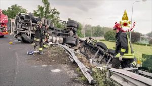 Si ribalta autocisterna, ferito l’autista. Le immagini dei soccorsi