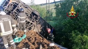 Un morto e 15 feriti in un incidente sull’A16, bus finisce in scarpata