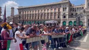 Funerali Berlusconi, gli applausi della folla all’omelia di Delpini